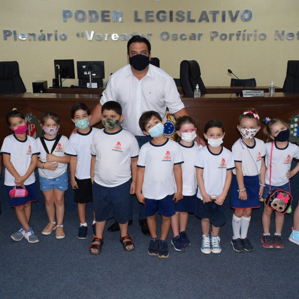 Alunos do Colégio Paraguaçu conhecem a Câmara Municipal