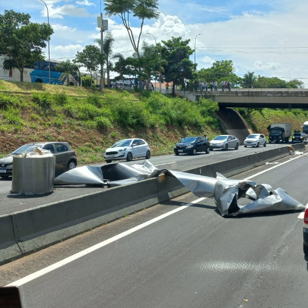 Bobina de aço se desprende de caminhão, cai na pista, e motoristas devem ter atenção na SP-294