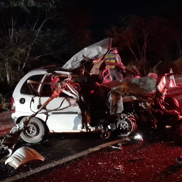 Carro fica destruído após colisão frontal em rodovia de Paraguaçu Paulista