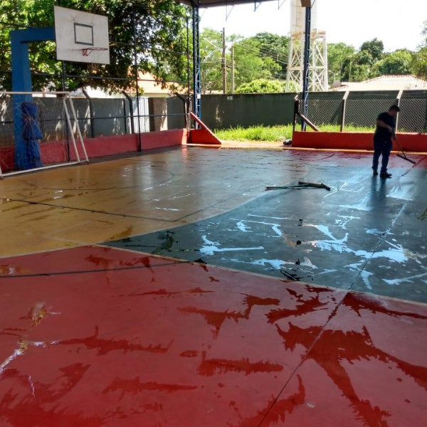 Prefeitura realiza limpeza geral na quadra da Roseta