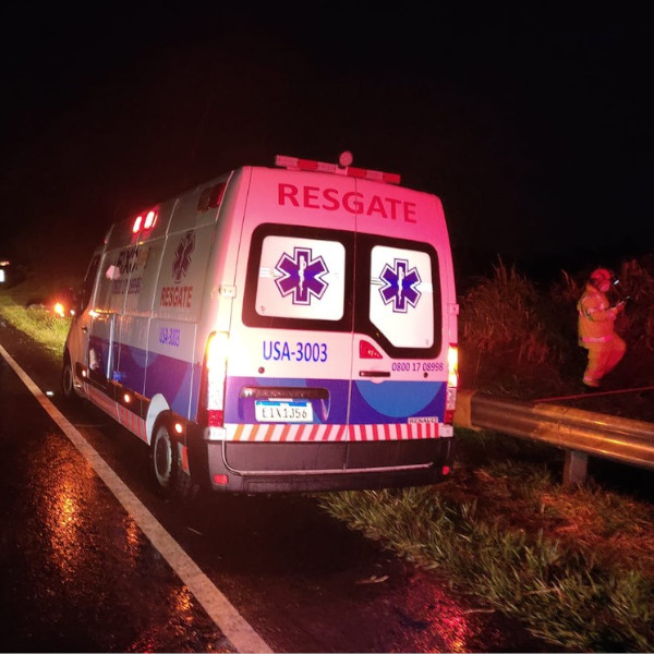Grávida e outras duas pessoas ficam feridas após carro cair em ribanceira às margens de rodovia 