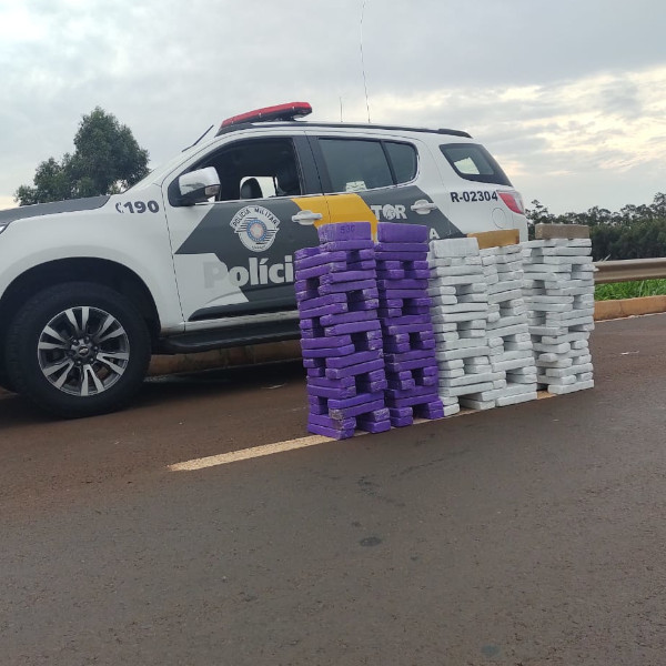 Mulher é presa com quase 200 tabletes de maconha 