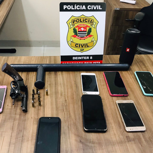 Homem é preso por posse ilegal de arma de fogo; são identificados autores de roubo e homicídio