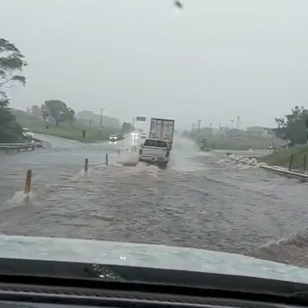 Tempestade alaga trechos da Rodovia Raposo Tavares 