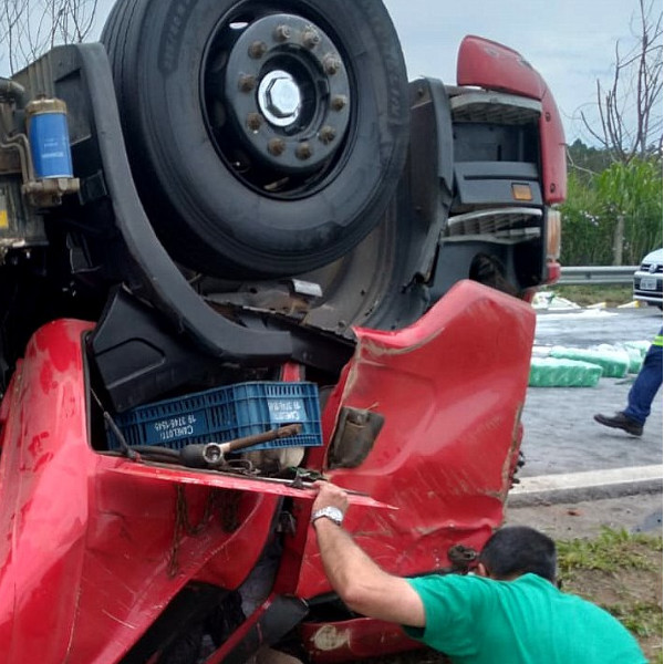 Motorista de caminhão morre e criança fica ferida após veículo tombar em rodovia 