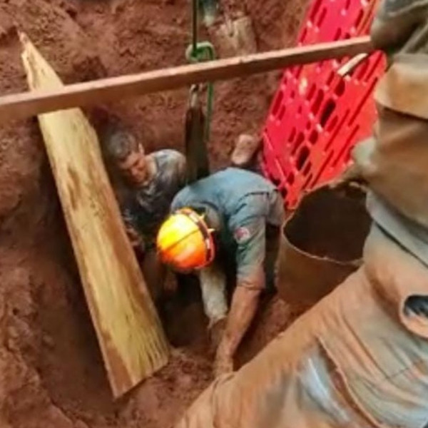 Trabalhador soterrado em canteiro de obras é salvo por colegas e resgatado por bombeiros