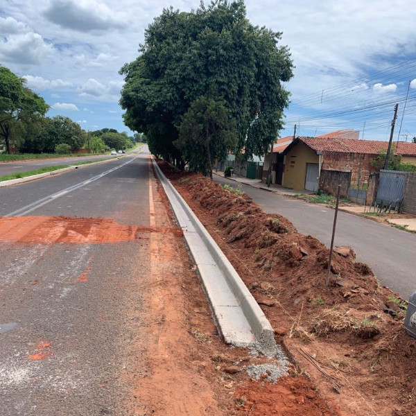 Prefeitura instala 500 metros de guias e sarjetas