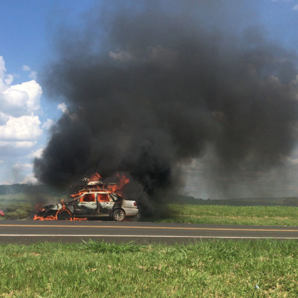 Carro é destruído por incêndio em rodovia
