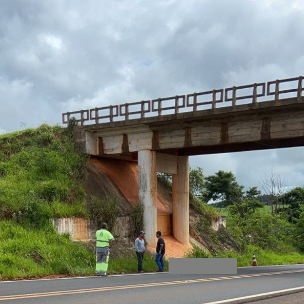 Homem cai de viaduto sobre rodovia, em Lutécia