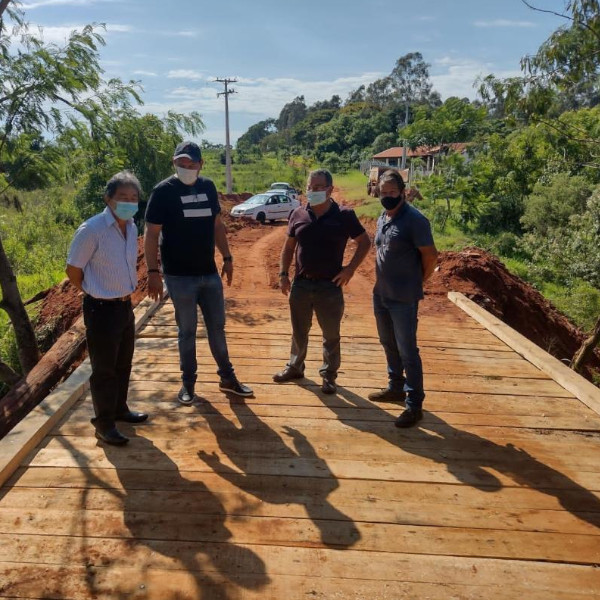 Prefeitura entrega ponte do Bairro Brumado reformada