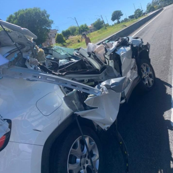 Mulher fica ferida após bater carro na traseira de caminhão na SP-294
