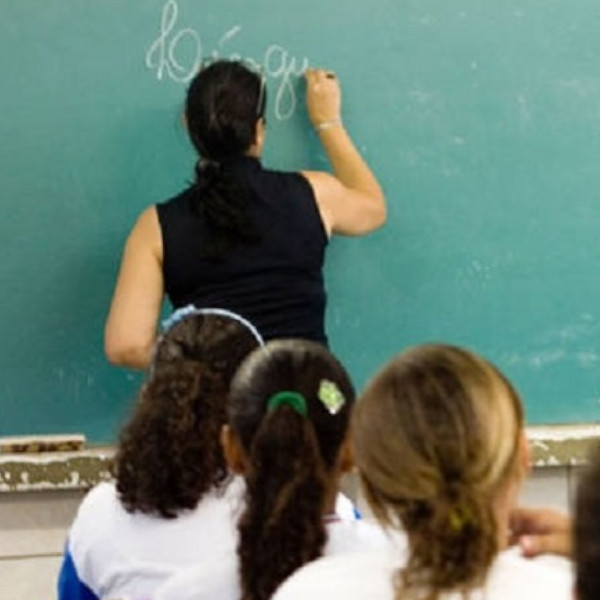 Governo estadual anuncia até 73% de aumento para professores