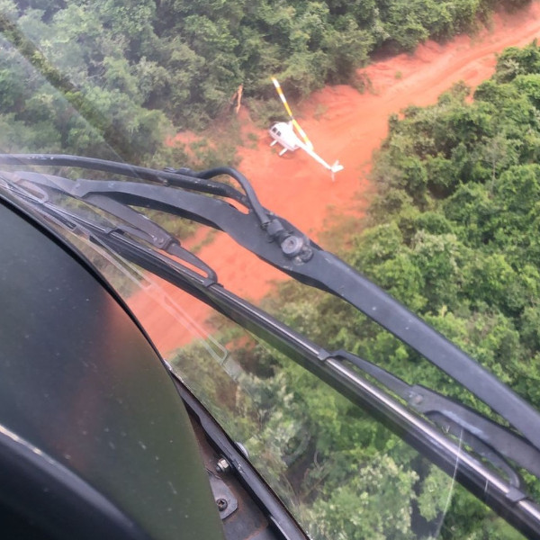 Piloto do helicóptero com drogas é localizado por cães farejadores da PM e é preso