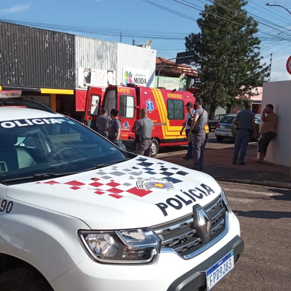 Mulher fica ferida após acidente entre moto e carro no centro de Paraguaçu Paulista
