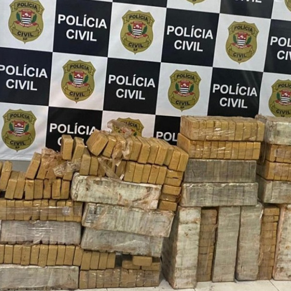 Cerca de 430 quilos de crack e cocaína, além de R$ 22 mil em espécie, são apreendidos na SP-294