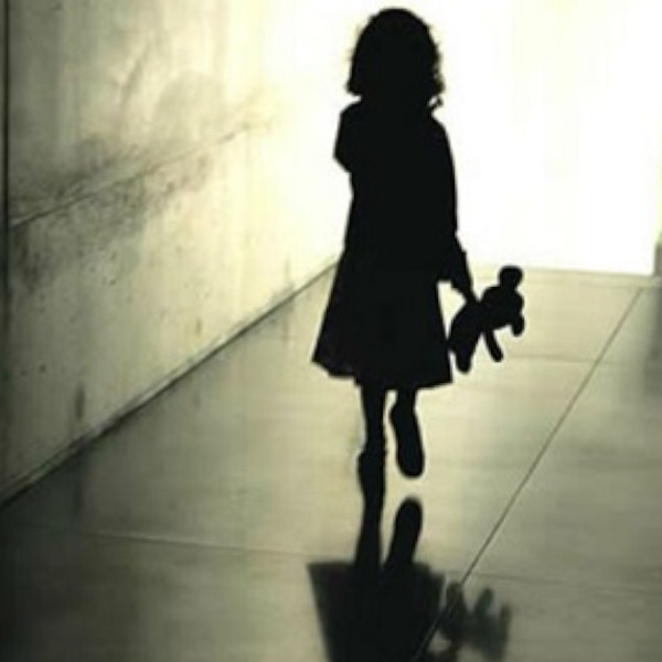 Mãe abandona dois filhos que foram encontrados em situação precária