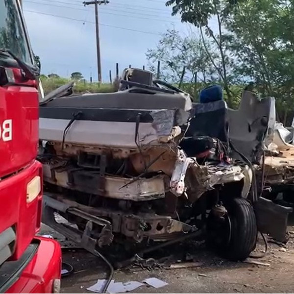 Três pessoas ficam gravemente feridas em acidente em vicinal de Quatá