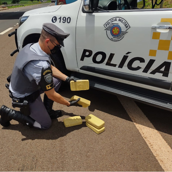 Boliviana é presa com 5 tabletes de cocaína