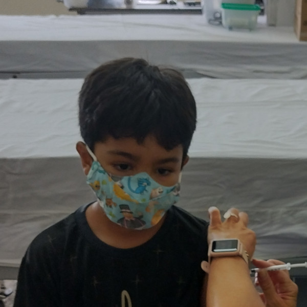 Vinícius, de 7 anos, é uma das primeiras crianças a ser vacinada em Paraguaçu