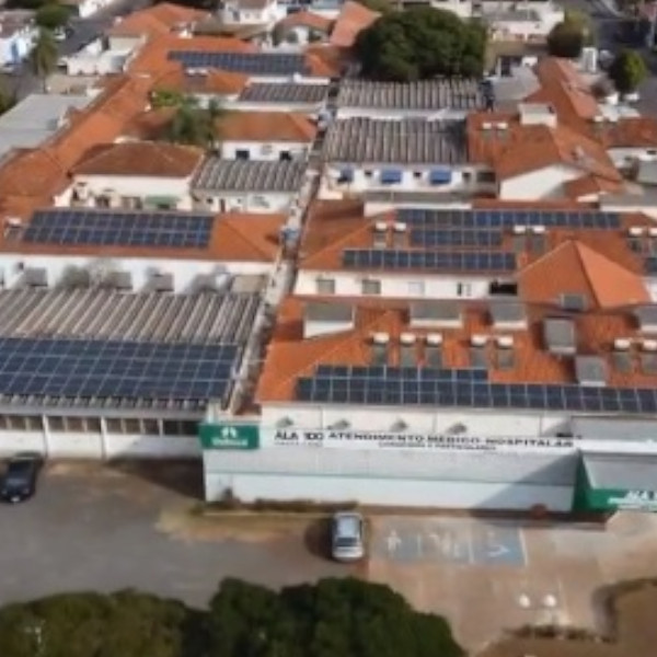 Visando à redução na conta de energia, Santa Casa de Paraguaçu conclui instalação de placas solares