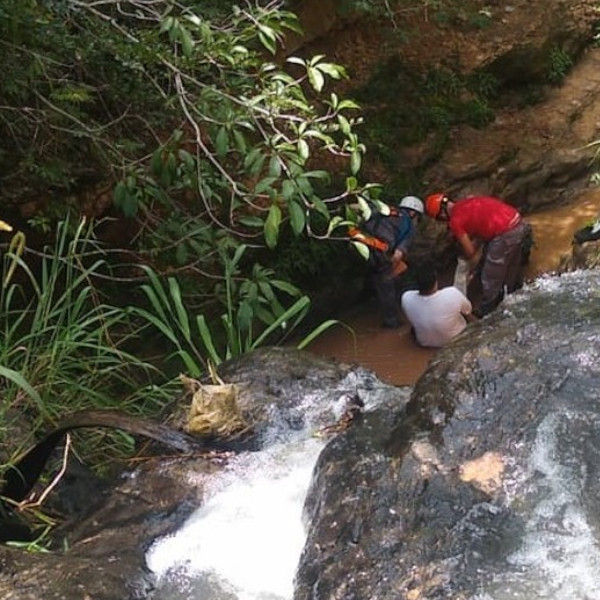 Bombeiros e helicóptero da PM resgatam homem ferido após queda em cachoeira 