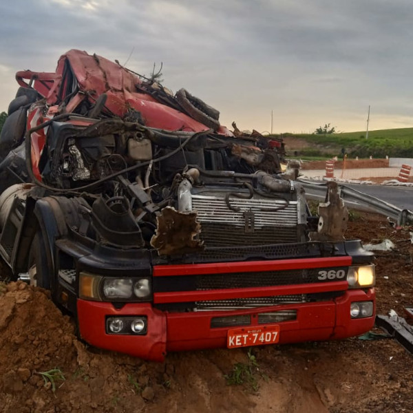 Motorista de caminhão morre em acidente na SP-333