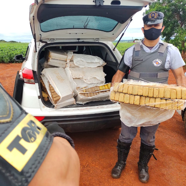 Helicóptero Águia procura por motorista de carro “recheado” de maconha