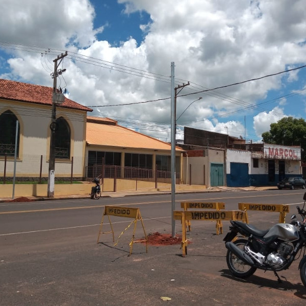Prefeitura instala semáforo na Rua 7 de Setembro, próximo à Igreja São José
