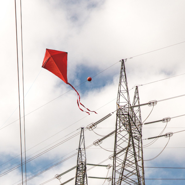 Energisa reforça alerta à comunidade sobre os riscos de brincar com pipas perto da rede elétrica 