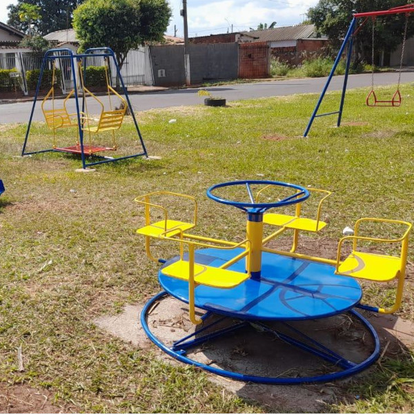 Departamento de Esportes e Lazer de Paraguaçu instala equipamentos em praças da cidade