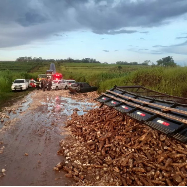Carga de mandioca fica espalhada na pista após caminhão bater em carro 