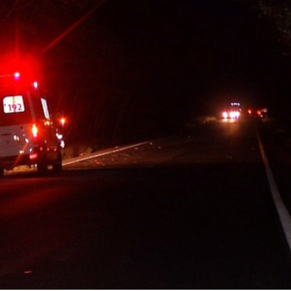 Casal morre após moto na contramão atingir ambulância