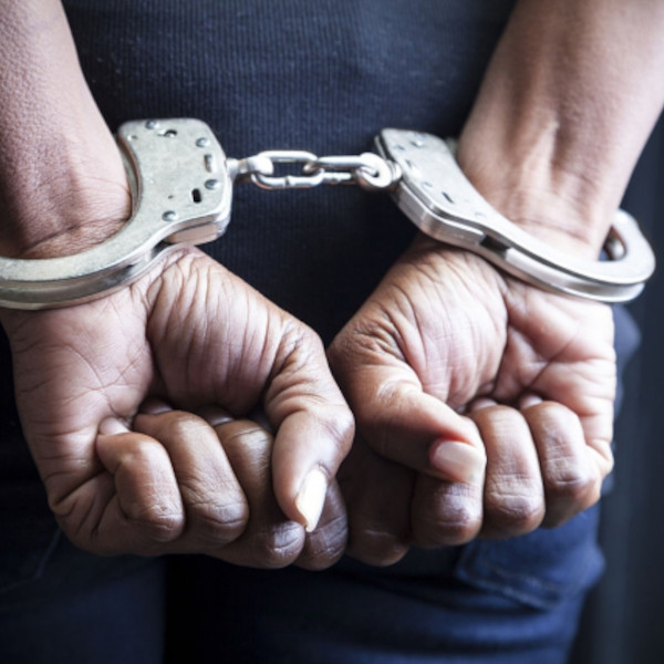 Homem é preso por ameaçar mãe e filha de morte
