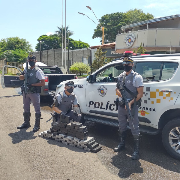 Polícia Rodoviária apreende 30 quilos de cocaína e 24 quilos crack em fundo falso de veículo