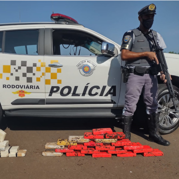 Bolivianas e peruano são presos com cocaína na bagagem dentro de ônibus na SP-225