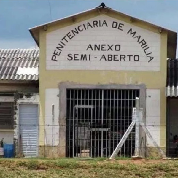 Dois fogem da prisão, carcereiro tenta evitar e é atropelado