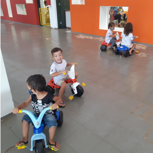 Crianças atendidas pelas creches de Paraguaçu recebem novas motocas