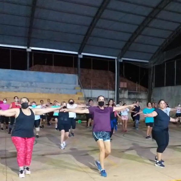 Aulas de Zumba na Quadra Elzinha atraem dezenas de mulheres