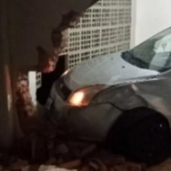 Motorista embriagada derruba muro de casa com carro