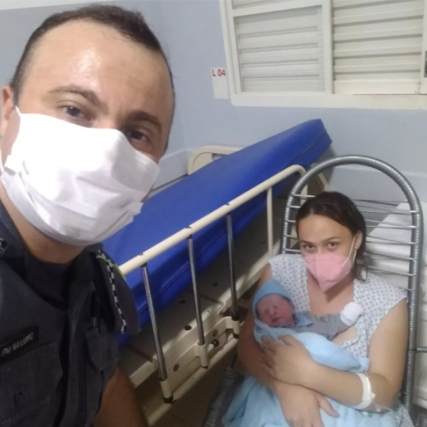 Mãe entra em trabalho de parto e bebê nasce dentro de carro em estrada a caminho da maternidade