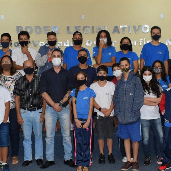 Câmara de Paraguaçu recebe visita dos alunos da escola CENE