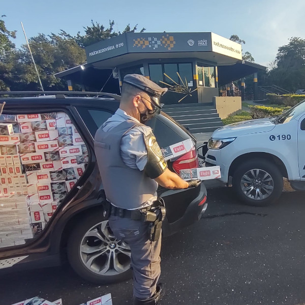 Casal é detido com mais de 17 mil maços de cigarro