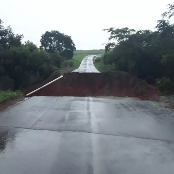 Chuva intensa provoca estragos em estradas de Quatá e Borá, deixando pontes e estradas interditadas