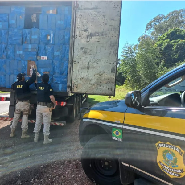 Motorista de caminhão abandona carga contrabandeada de cigarros