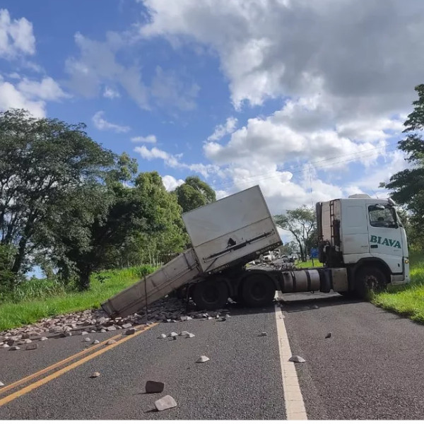 Homem fica ferido após batida entre caminhão e carro próximo a Oscar Bressane