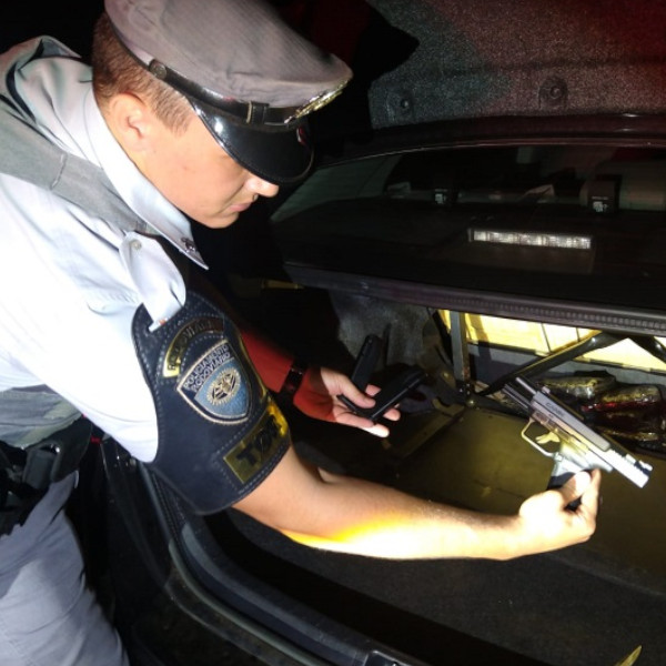 Escrevente com funcional falsa de juiz é preso com 10 pistolas em Tarumã