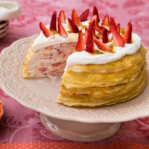 Bolo de crepe com geleia de morango e maracujá