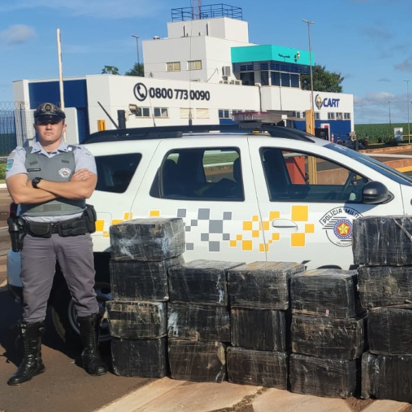 Veículo em guincho é apreendido com grande quantidade de drogas