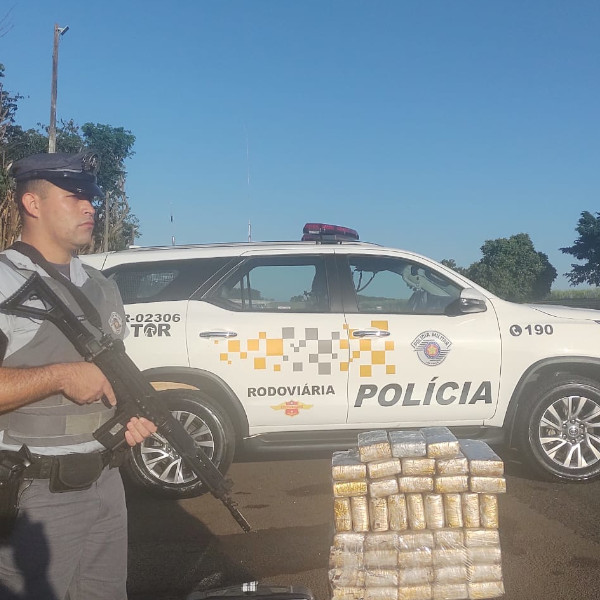 Pela terceira vez em uma semana, Polícia Rodoviária apreende malas cheias de droga na região
