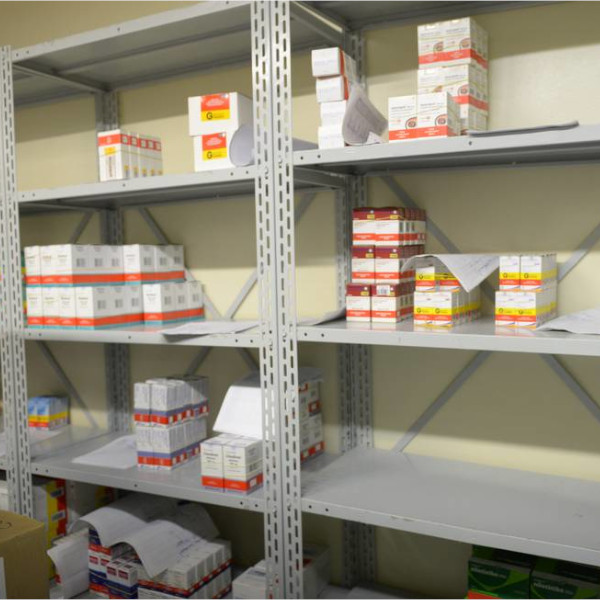 Farmácias e hospitais relatam falta de medicamentos básicos, como dipirona e antibióticos